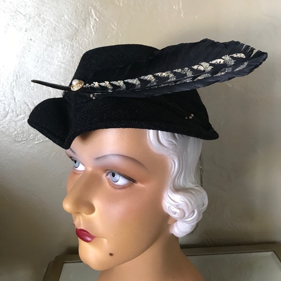GRACEFUL 1940s\' BLACK FABRIC HAT WITH PAINTED FEATHER & DOTTED VEIL main image 7